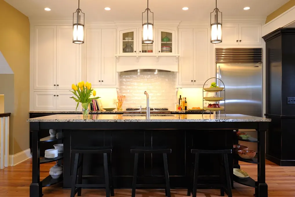 A painted shaker kitchen with full overlay doors and narrow even gaps, the most requested door style in San Clemente CA